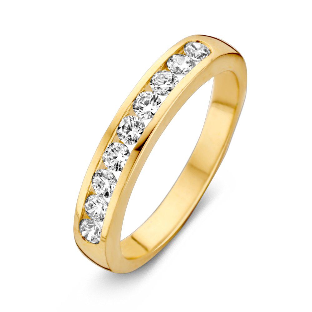 Anillo de oro amarillo con circonitas brillantes en línea.