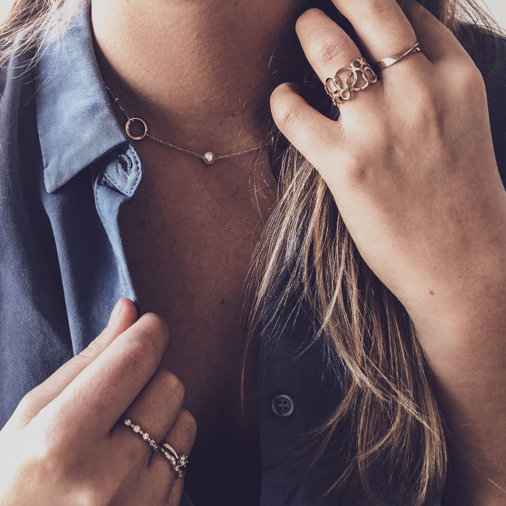 Anillo de mujer sutil en oro amarillo con circonitas en engaste ajustado – 14 quilates de oro