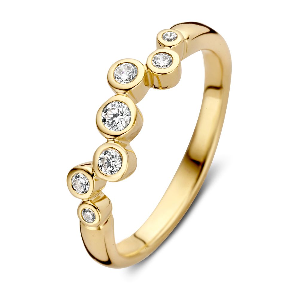 Anillo de oro amarillo elegante con diseño ondulado y circonitas brillantes.