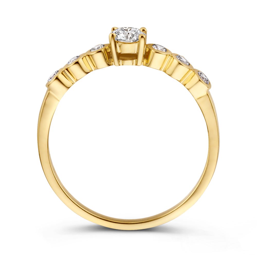 De Elegante Geelgouden Ring met Zirkonia's van Excellent Jewelry (14 karaat geelgoud) biedt subtiele schittering en is een stijlvolle aanvulling op elke dames sieraden collectie.