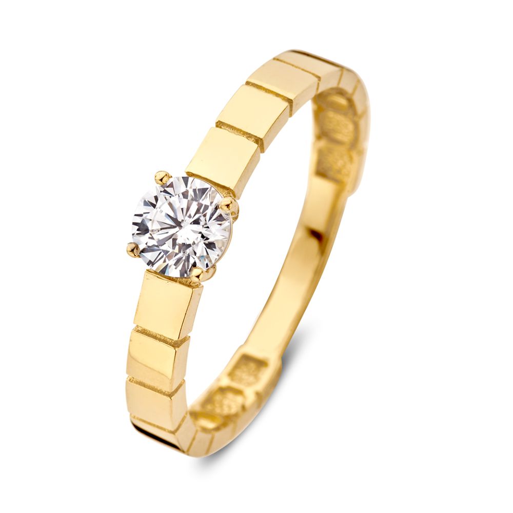 Anillo de oro amarillo de 14 quilates con piedra central de circonita y banda trabajada.
