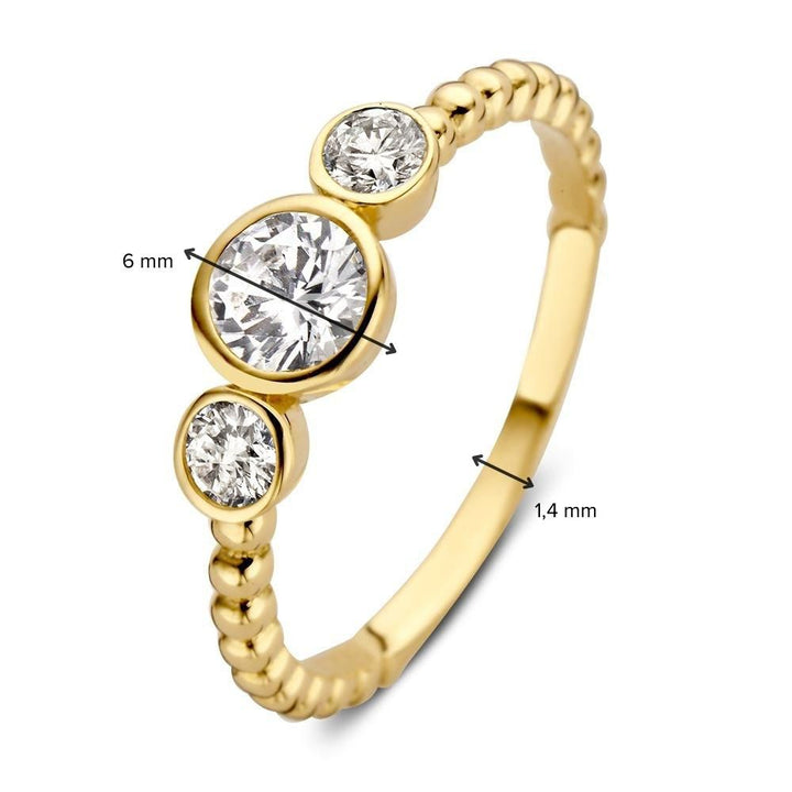 De Verfijnde Geelgouden Damesring met Zirkonia van Excellent Jewelry is gemaakt van 14 karaat goud, heeft een gedraaide band van 1,4 mm en drie ronde witte zirkonia's, waarvan de middelste steen 6 mm groot is.
