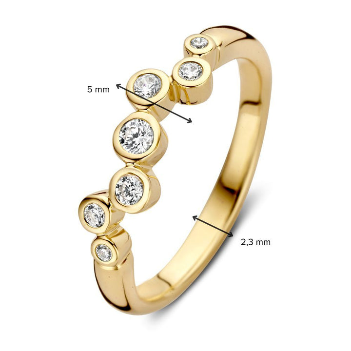 De Elegante Geelgouden Ring met Zirkonia's in Golvend Design van Excellent Jewelry is gemaakt van 14 karaat goud. De 2,3 mm brede band heeft een moderne, asymmetrische golvende vorm en is bezet met zirkonia's van diverse groottes.