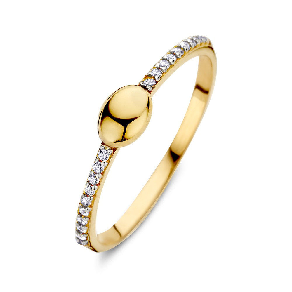 Anillo de oro amarillo con elemento ovalado y circonitas en los laterales.