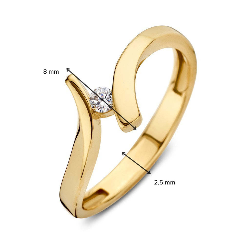 De Geelgouden Slagring met Zirkonia van Excellent Jewelry is een 14 karaat geelgouden ring met modern asymmetrisch ontwerp, een ronde zirkonia, 2,5 mm brede band en bij de steen 8 mm hoog voor elegante schittering.