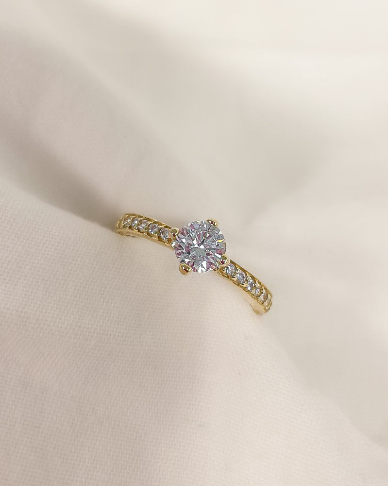 Anillo Solitario de Oro Amarillo con Circonitas – Lujo de 14 Quilates para Dama