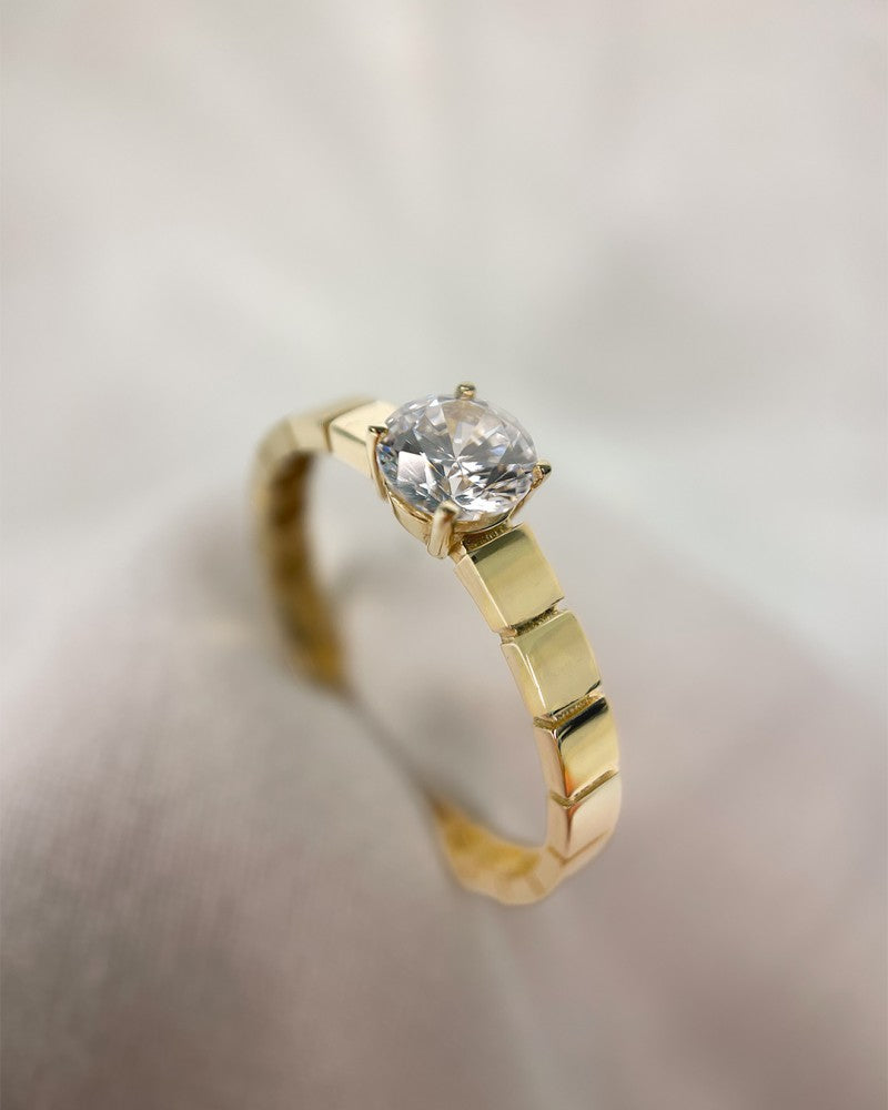Anillo de oro amarillo con piedra central de circonita y banda trabajada | 14 quilates de oro | Van der Kooij