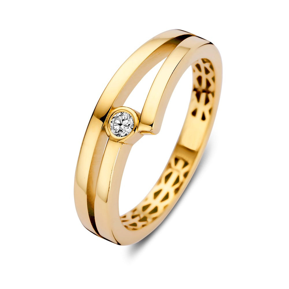 De Geelgouden Ring met Zirkonia - Elegant en Tijdloos van Excellent Jewelry is een 14k geelgouden ring met splitband en een ronde zirkonia als middelpunt, getoond op een witte achtergrond.