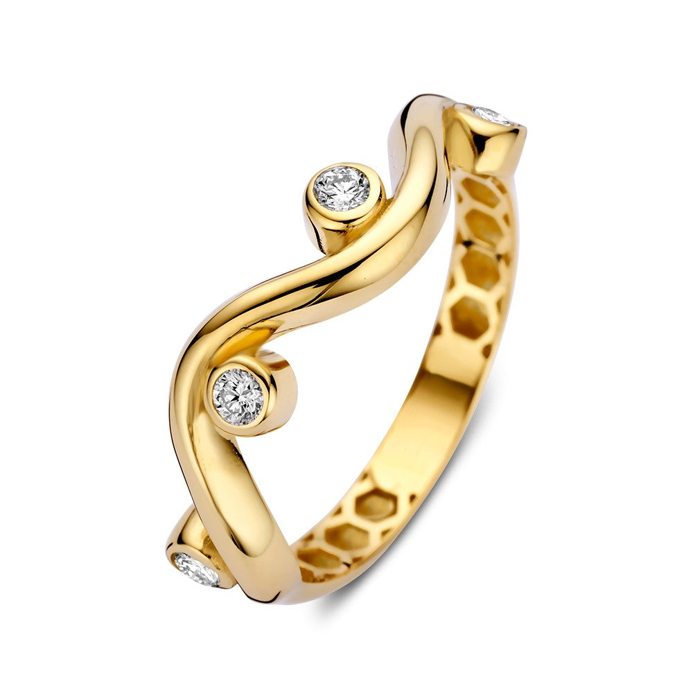 Anillo de oro amarillo con zircónias en engastes redondos y diseño ondulado.