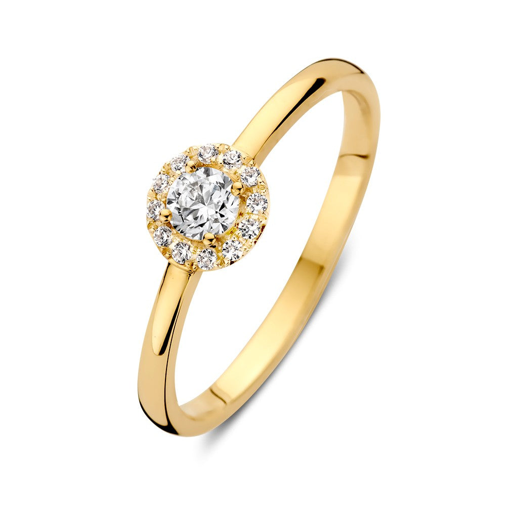 Anillo de oro amarillo elegante con circonitas, diseño de entorno, lujo sutil.