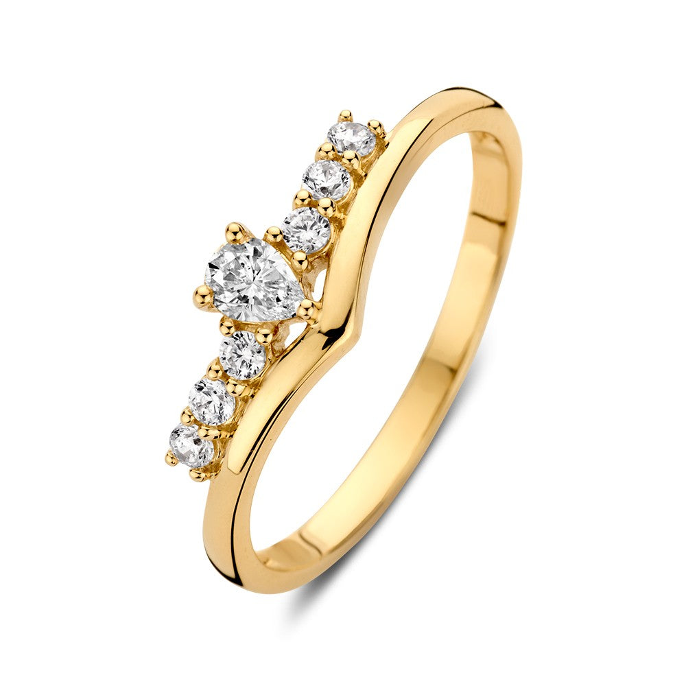 Anillo amarillo en forma de V con circonitas brillantes, destacando un diseño moderno y elegante.