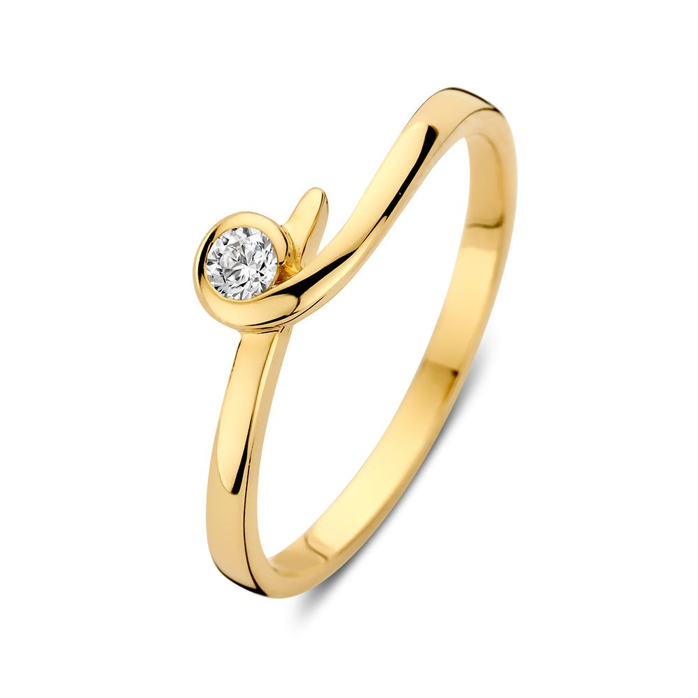 Anillo de oro amarillo con zirconia en un engaste delicado y diseño elegante.
