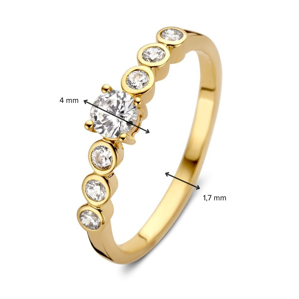 De Elegante Geelgouden Ring met Zirkonia's van Excellent Jewelry is gemaakt van 14 karaat geelgoud, met een centrale zirkonia (4 mm), vijf kleinere zirkonia's per zijde en een 1,7 mm band - perfect voor liefhebbers van subtiele schittering.