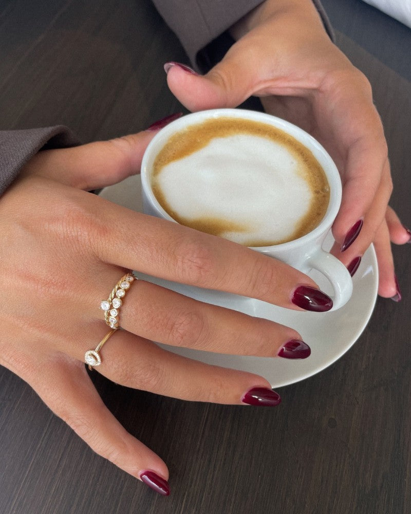 Anillo solitario de oro con banda trenzada y circonita – Elegancia atemporal