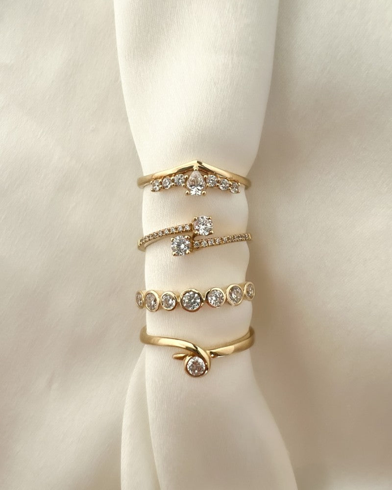 Elegante Anillo de Oro Amarillo con Zircón en Cajitas de Montura Redondas – Belleza Atemporal en Oro de 14 Quilates