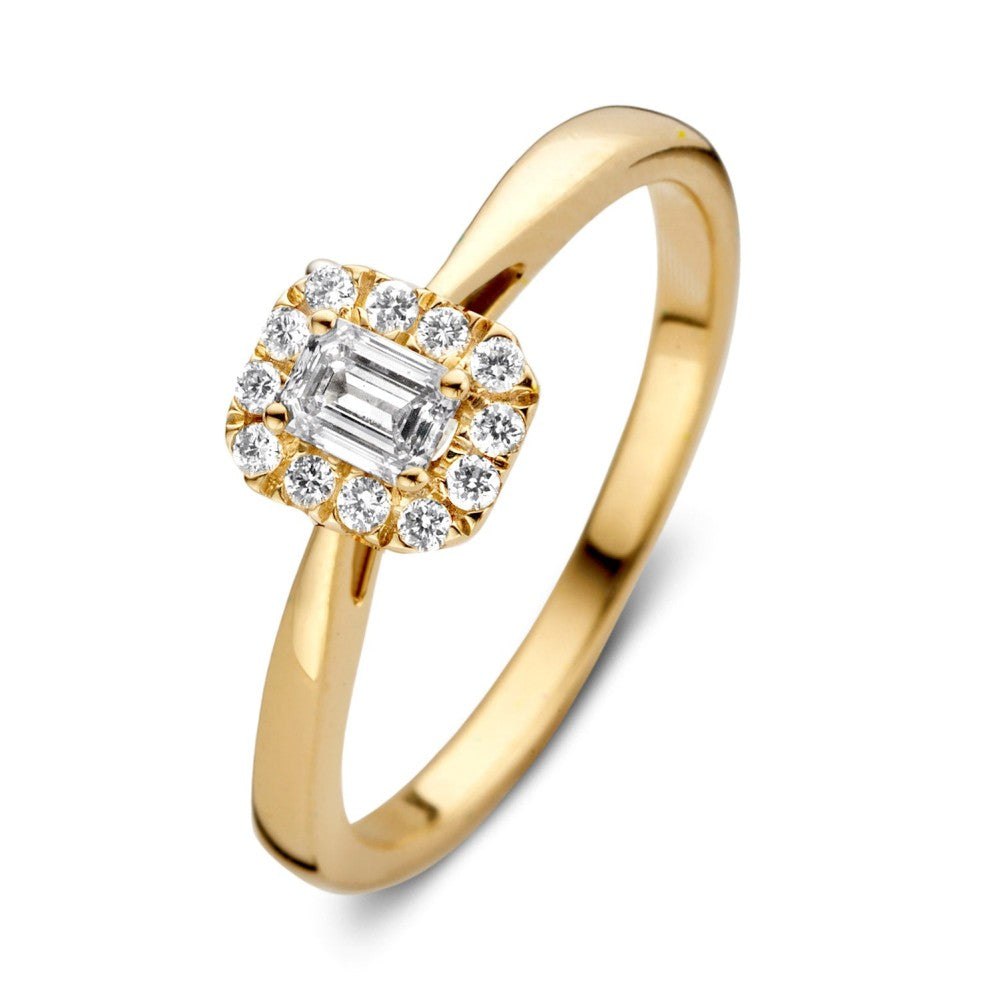 Anillo de oro amarillo con un diamante central rectangular y diamantes alrededor.