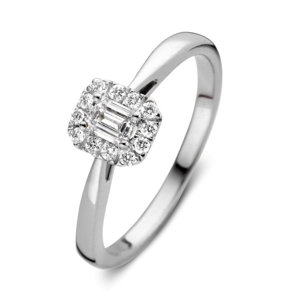 Anillo de oro blanco con diamantes, forma cuadrada y detalles brillantes.