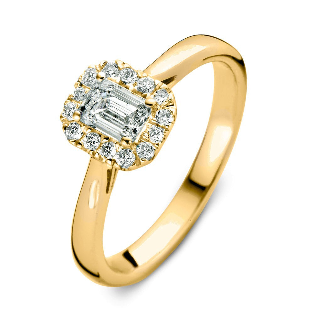 Anillo de oro amarillo con diamante central rectangular y diamantes alrededor.