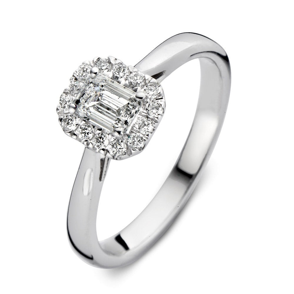Anillo de oro blanco con diamantes, forma cuadrada en el centro y detalles brillantes alrededor.