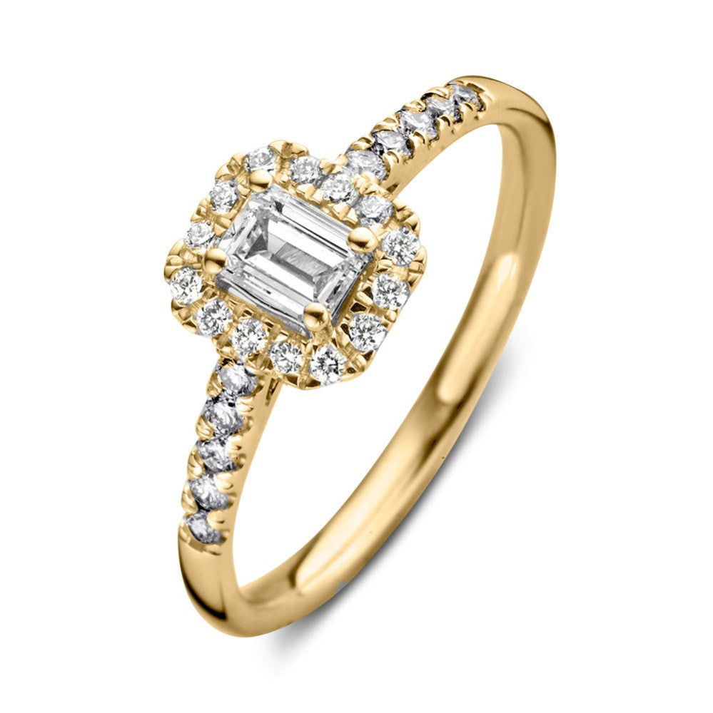 Anillo de oro amarillo con diamante central y pavé de diamantes alrededor.