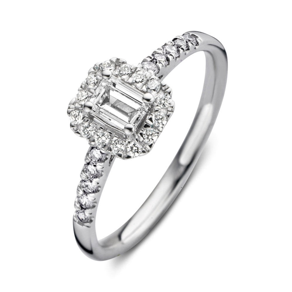 Anillo de oro blanco con diamante central en forma de esmeralda y pavé de diamantes.