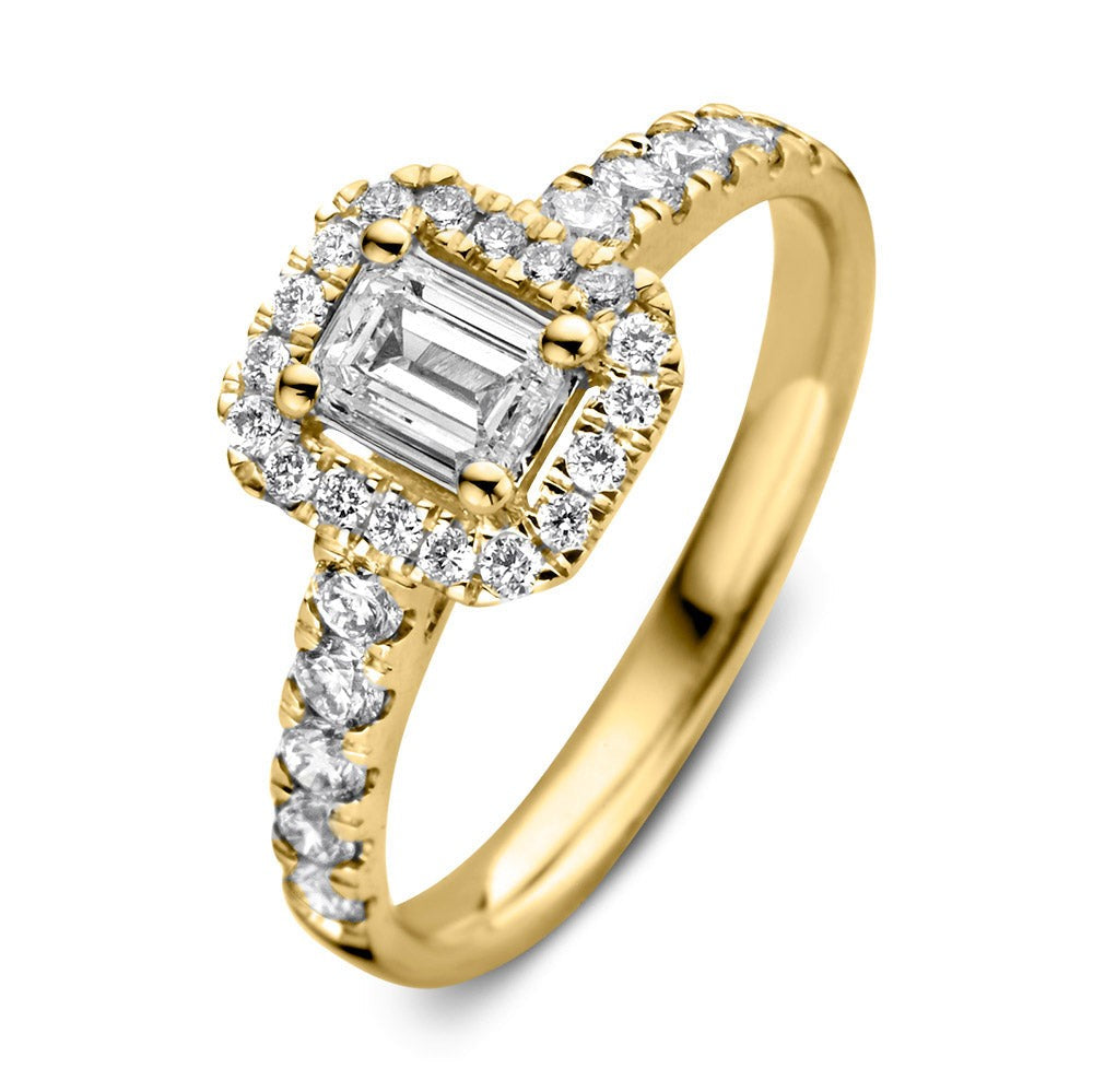 Anillo de oro amarillo con un diamante central de corte esmeralda y diamantes alrededor.