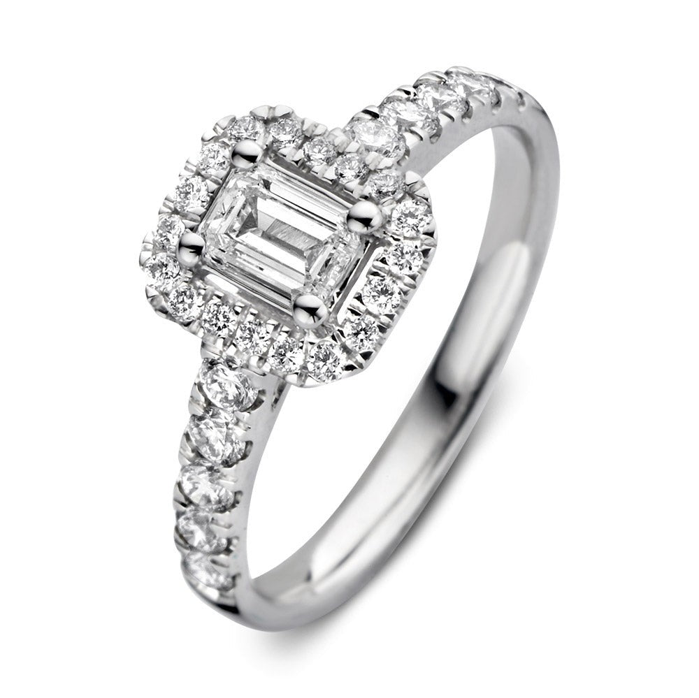 Anillo de oro blanco con diamante central cuadrado y pavé de diamantes alrededor.
