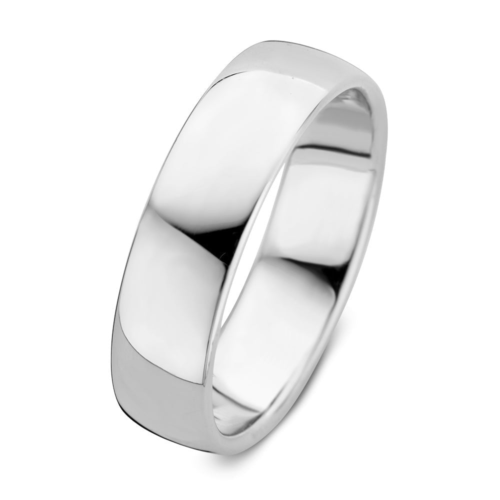 Anillo de oro blanco de 6 mm con un diseño liso y pulido.