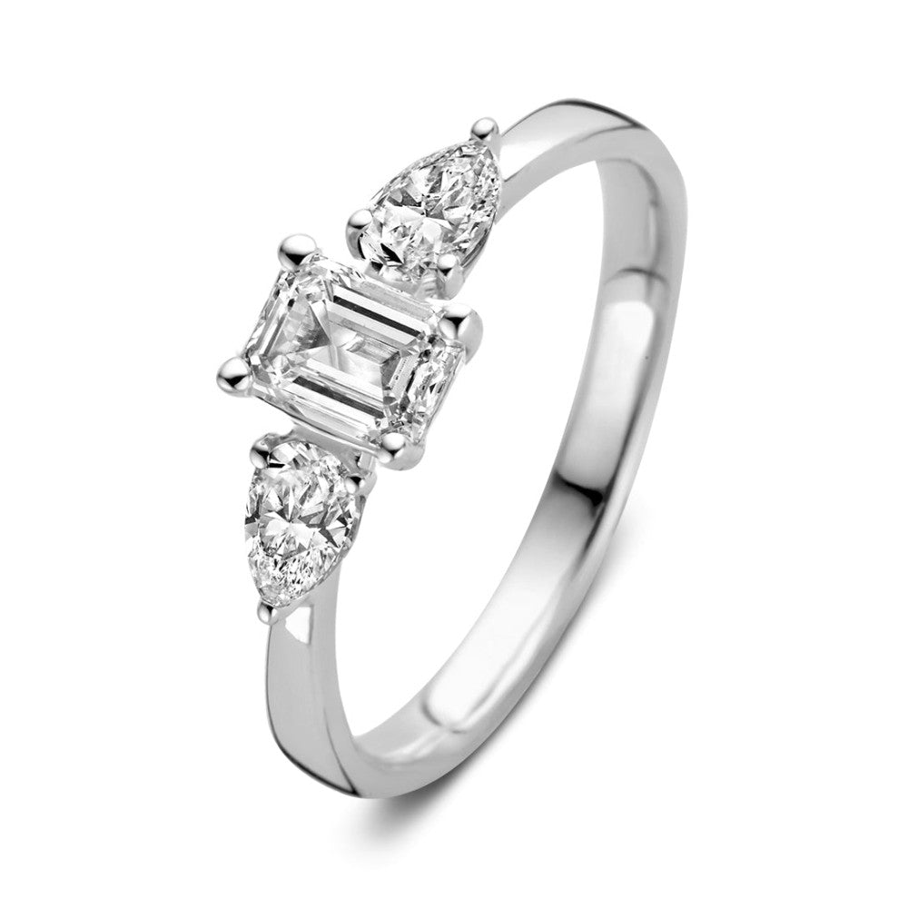 Anillo de oro blanco con diamantes, diseño de tres piedras: central rectangular y dos laterales en forma de pera.
