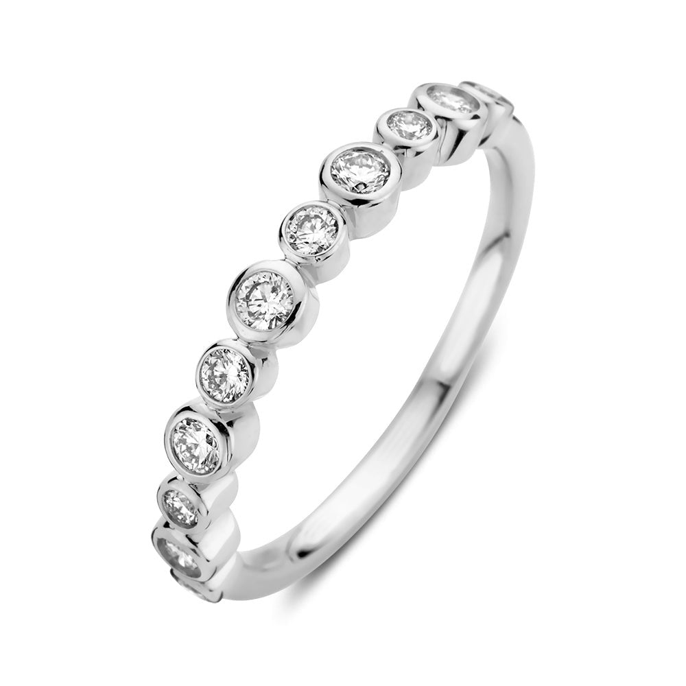 Anillo de oro blanco con diamantes, diseño delicado y brillante, con piedras en diferentes tamaños.
