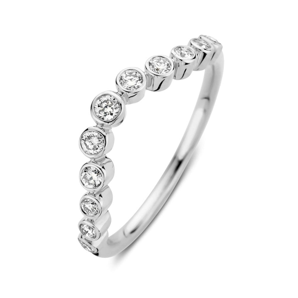 Anillo de oro blanco con diamantes de 0,26 quilates en forma de ola.