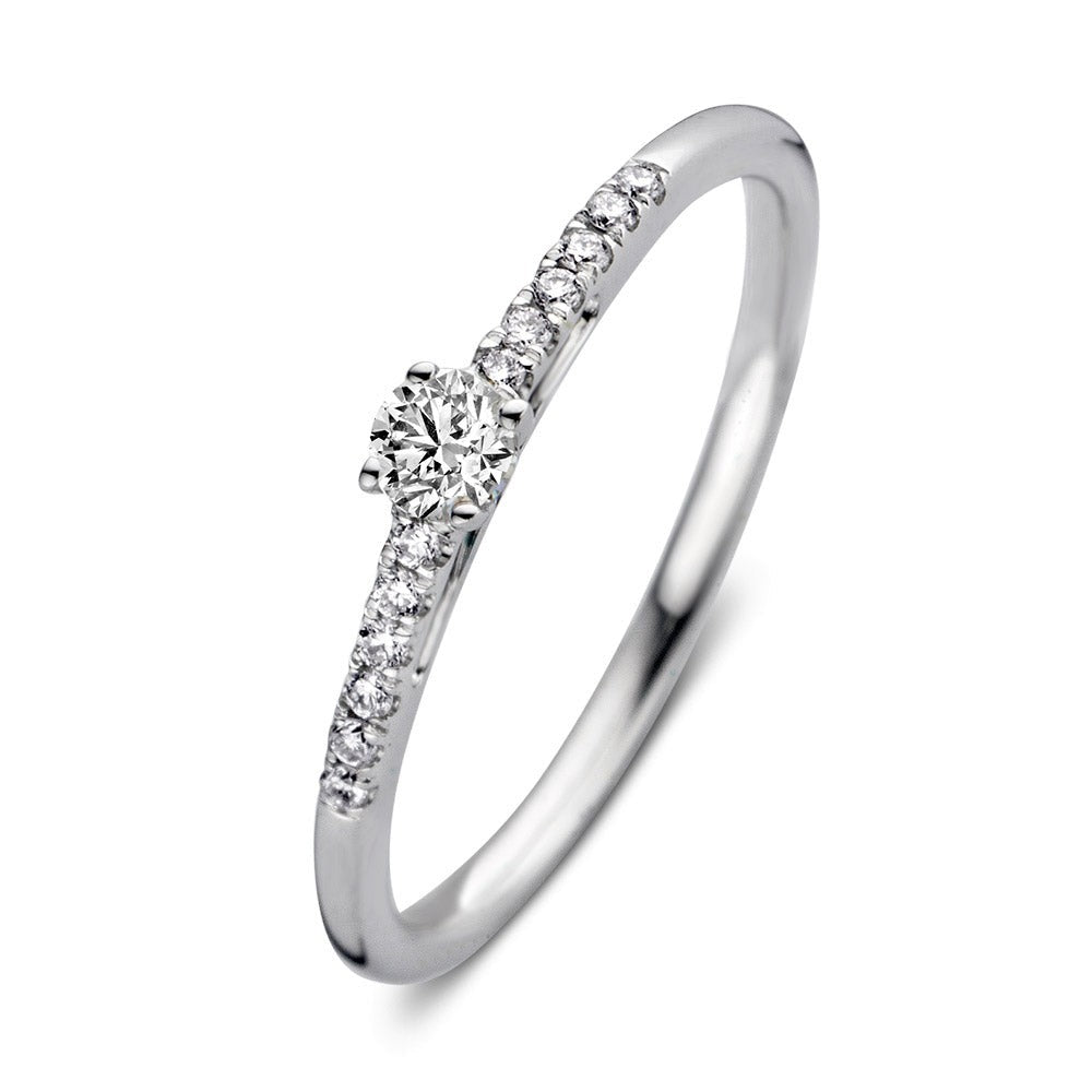 Anillo de oro blanco con diamante central y pequeños diamantes en el aro.