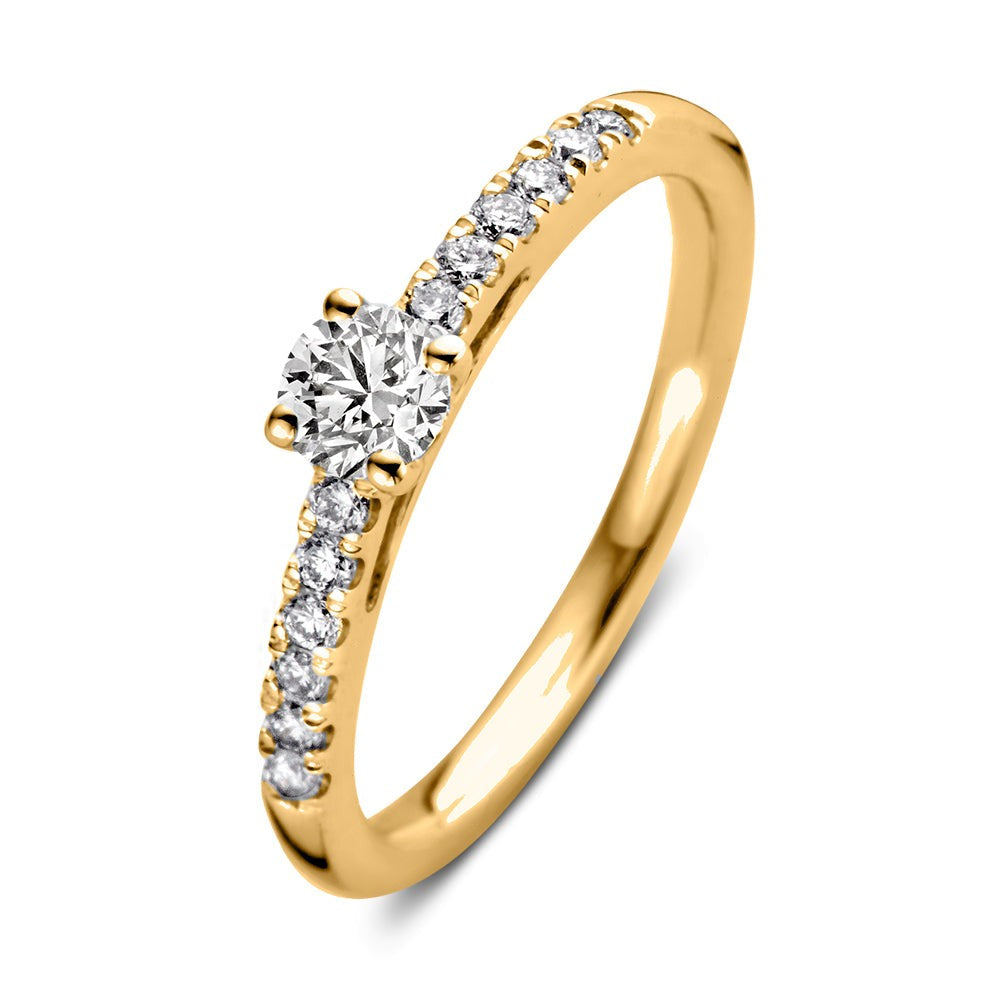 Anillo de oro amarillo con diamante central y piedras brillantes en los laterales.