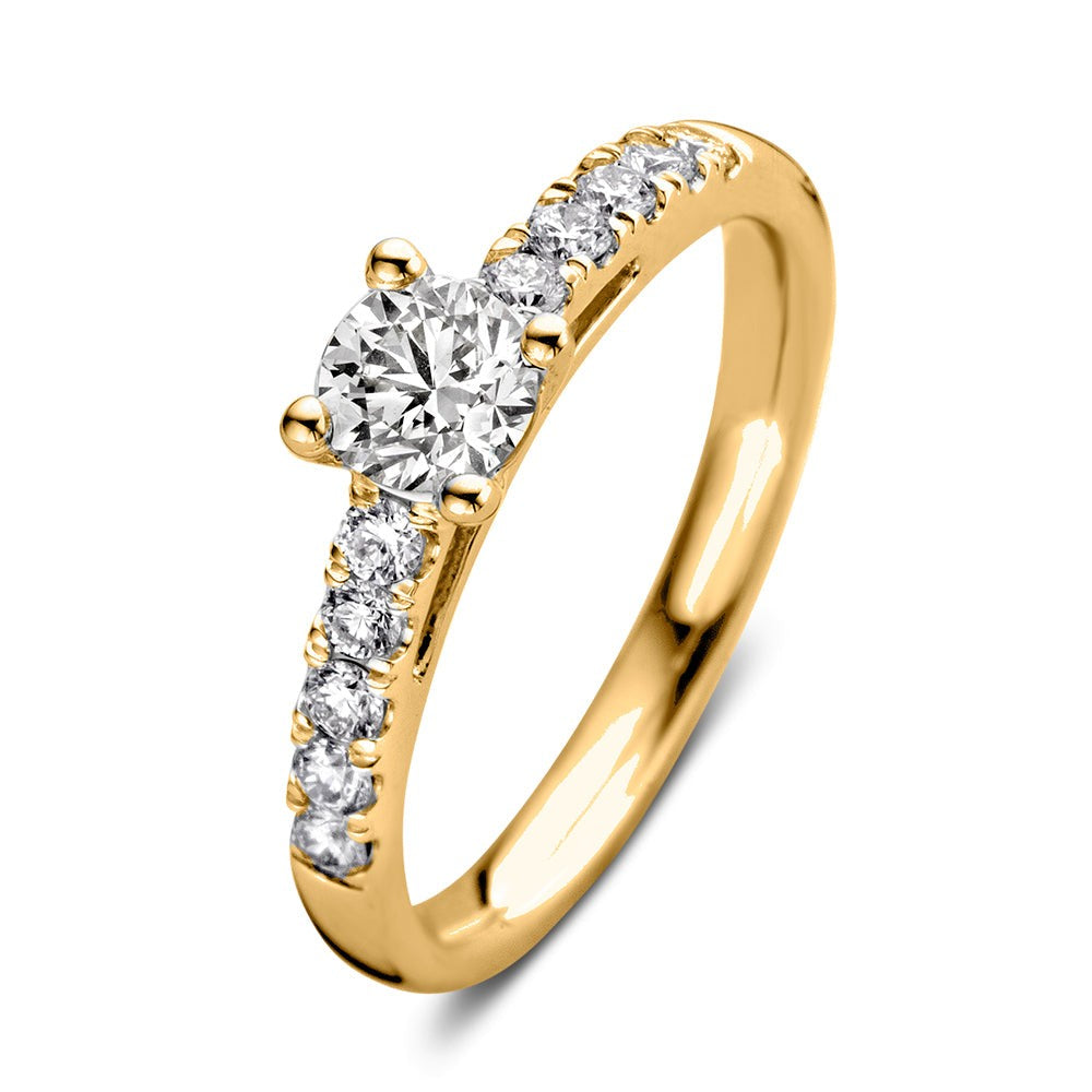Anillo de oro amarillo con diamante central y diamantes a los lados.