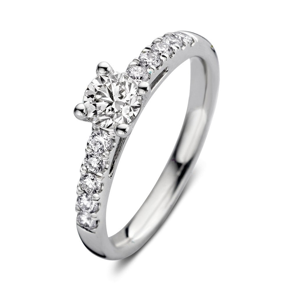 Anillo de oro blanco con diamante central y pavé de diamantes a los lados.