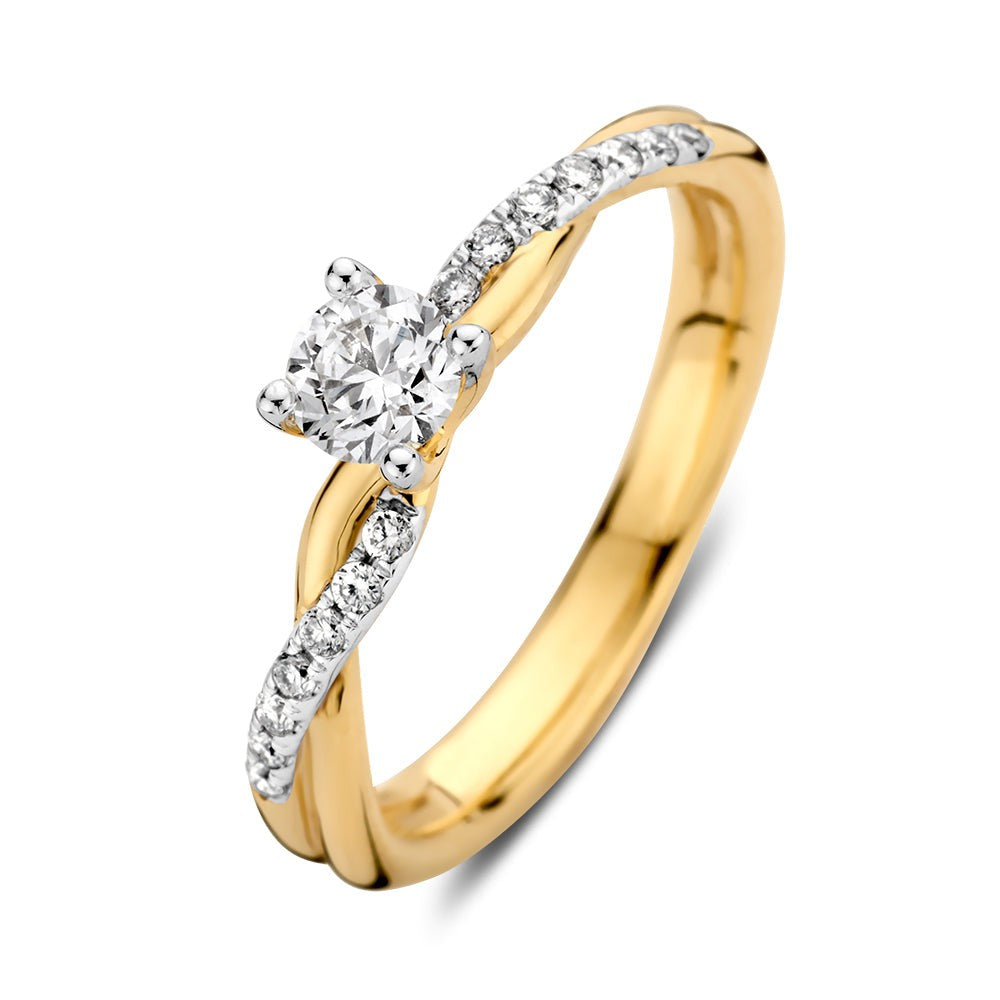 Anillo de oro amarillo con diamante central y pavé de diamantes en el aro.