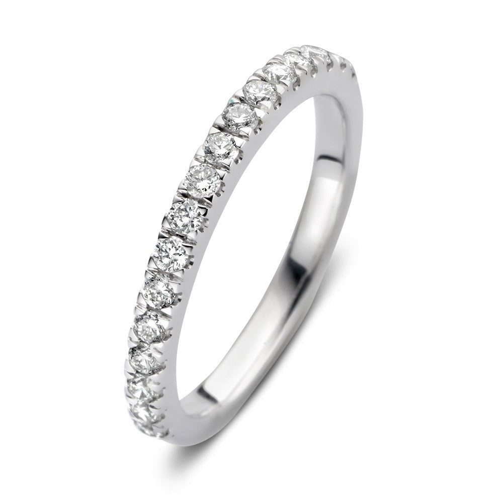Anillo de oro blanco con diamantes de 0,30 quilates, diseño delgado y brillante.