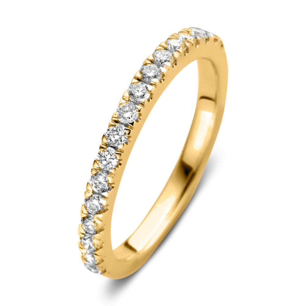 Anillo de oro amarillo con diamantes brillantes de 0,44 quilates en un diseño delicado.