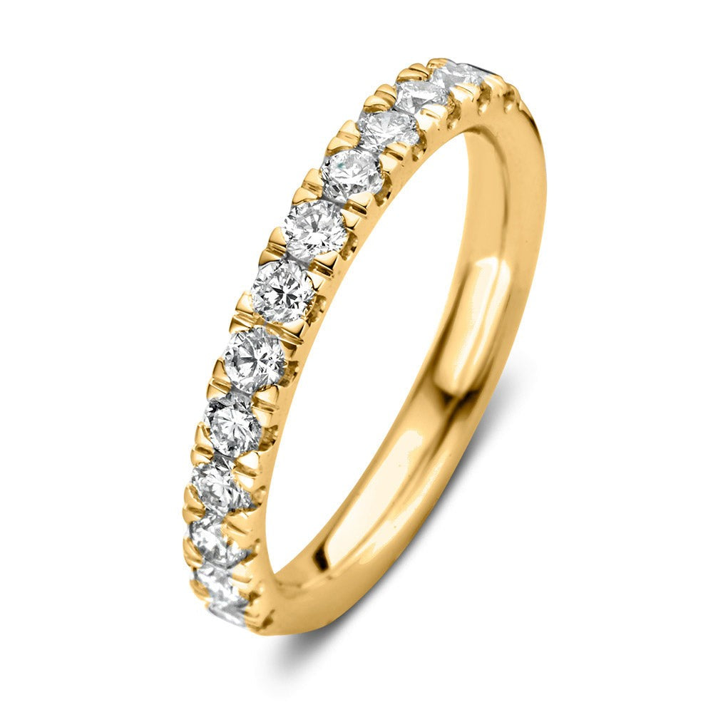 Anillo de oro amarillo con diamantes engastados en toda su circunferencia.