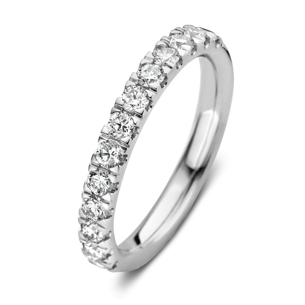 Anillo de oro blanco con diamantes brillantes, diseño delgado y elegante.