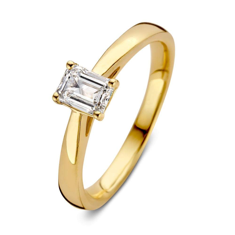 Anillo de oro amarillo con un diamante rectangular de 0,50 quilates.