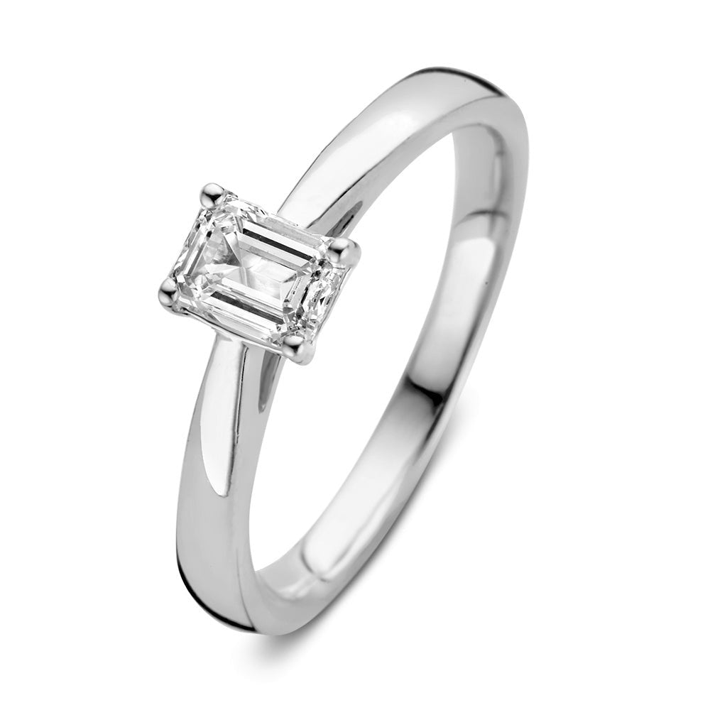 Anillo de oro blanco con un diamante rectangular de 0,50 quilates en el centro.