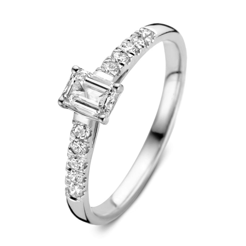 Anillo de oro blanco con diamante central y piedras brillantes en el aro.