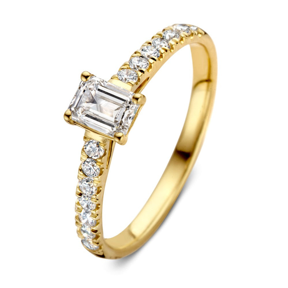 Anillo de oro amarillo con diamante central y piedras brillantes en el aro.