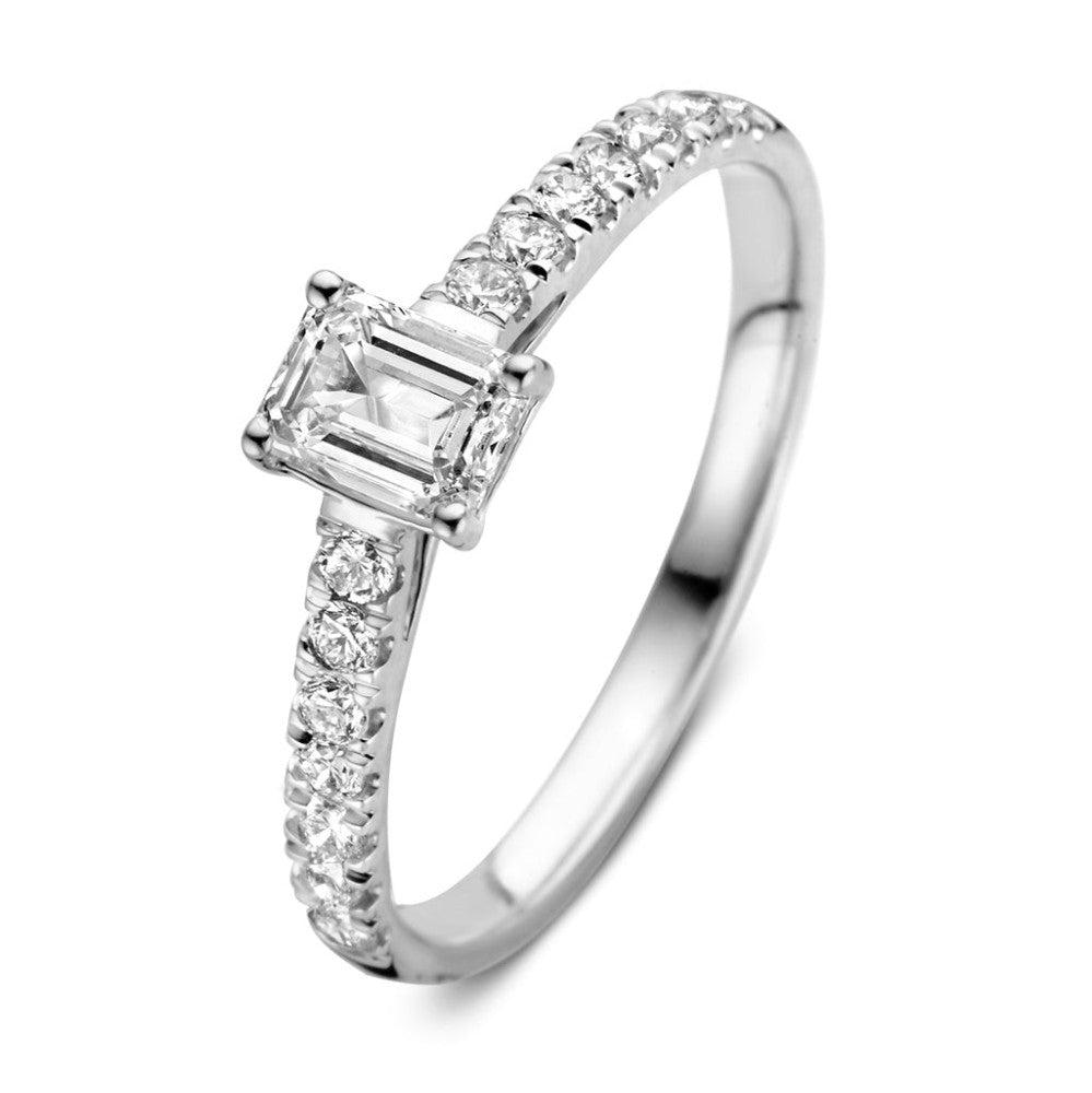 Anillo de oro blanco con diamante central cuadrado y pavé de diamantes en el aro.