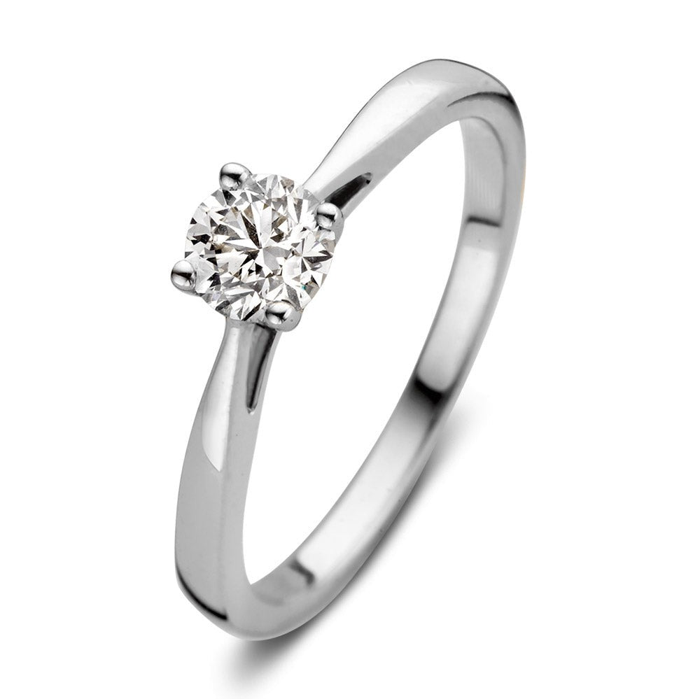 Anillo de oro blanco con diamante de 0,50 quilates en un diseño sencillo.