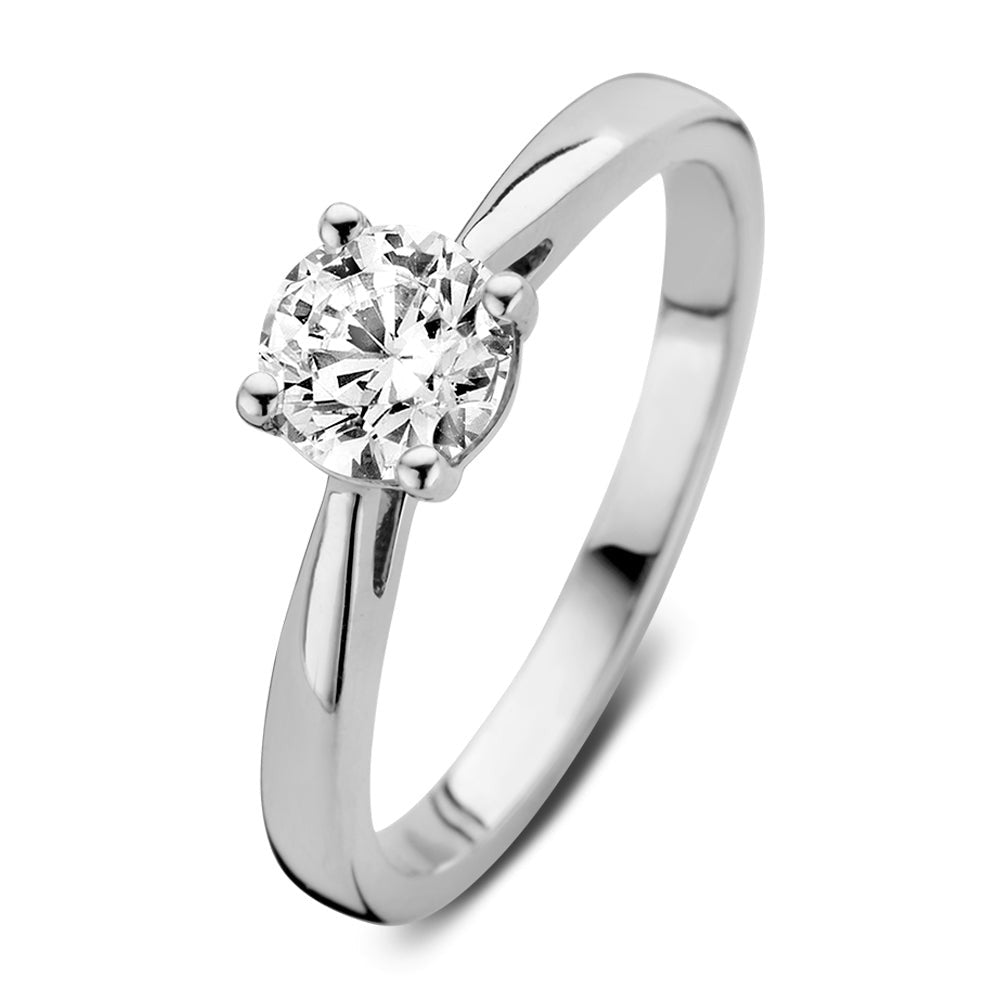 Anillo de oro blanco con un diamante central de 0,75 quilates y banda pulida.