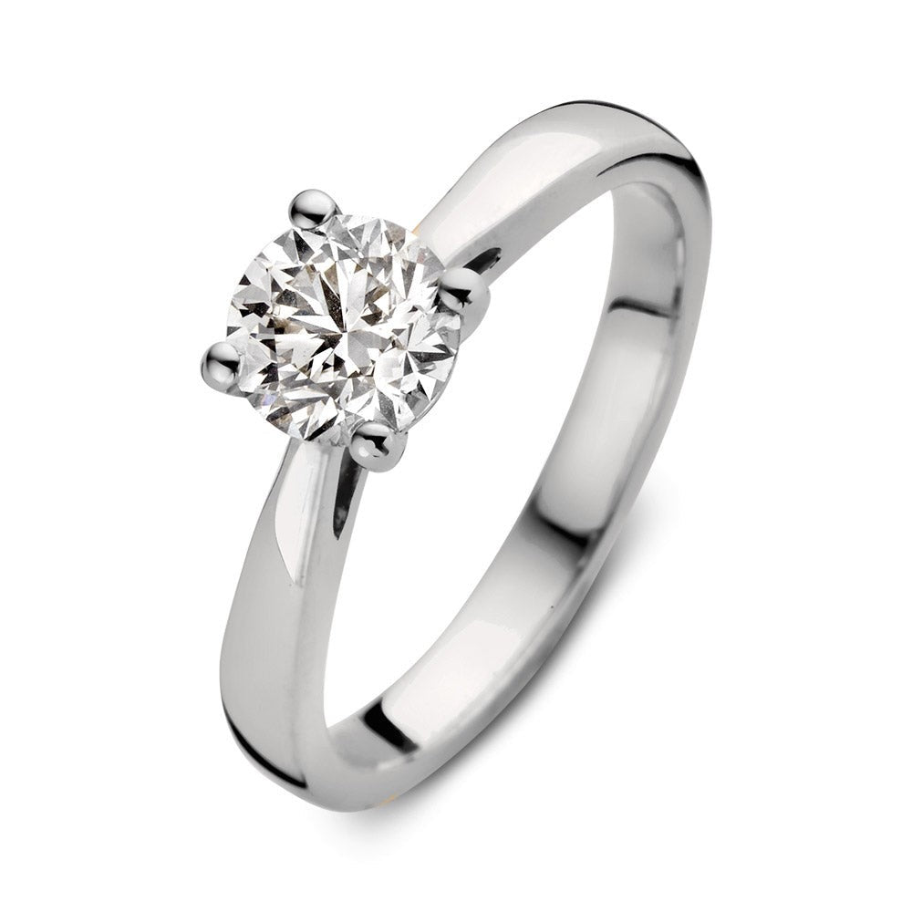Anillo de oro blanco con un diamante brillante de 1,00 ct en el centro.