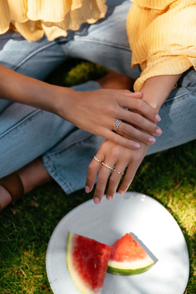 Anillo de oro amarillo de 18 quilates con zafiro rosa y 0.15ct de diamantes - Elegante