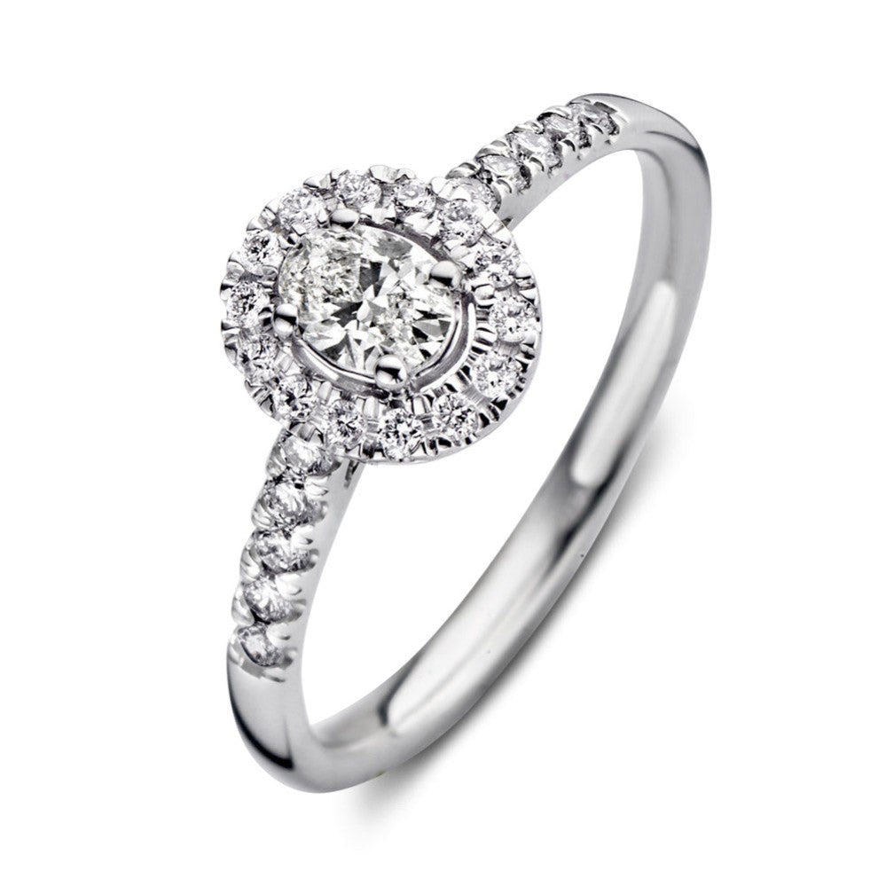 Anillo de oro blanco con diamante central en forma de pera y pavé de diamantes alrededor.